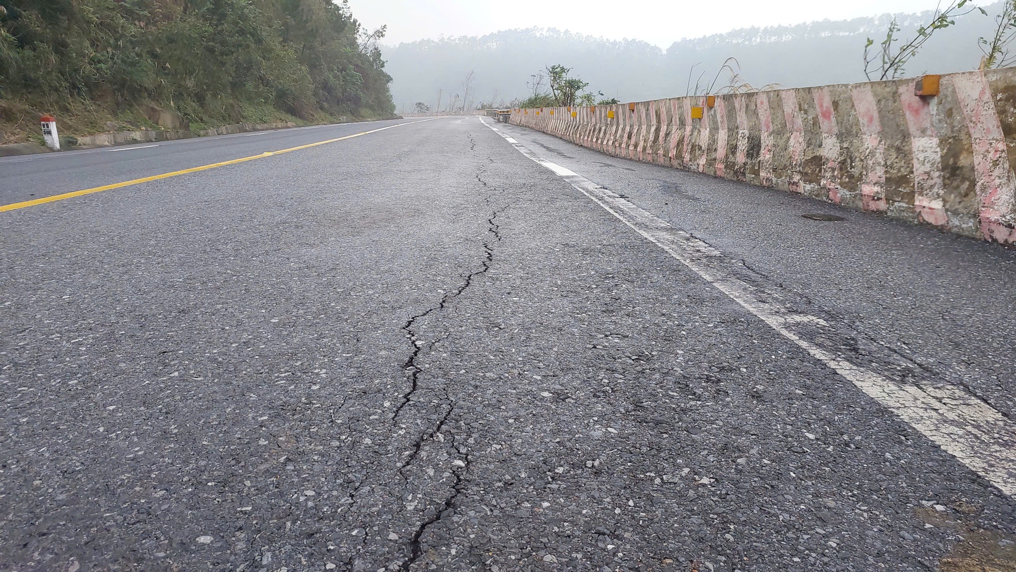 Phương án xử lý vết nứt lạ dài 40m dưới chân Đèo Ngang - Ảnh 2. Phương án xử lý vết nứt lạ dài 40m dưới chân Đèo Ngang - Ảnh 2.