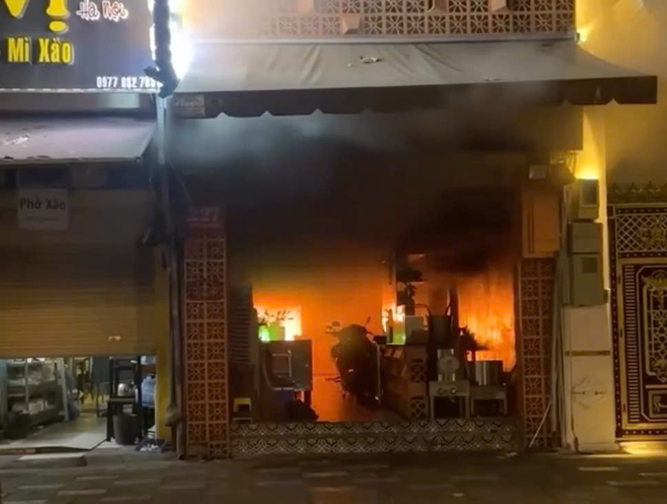 Cháy quán ăn lúc rạng sáng ở trung tâm TPHCM, 4 người tử vong - Ảnh 2. Cháy quán ăn lúc rạng sáng ở trung tâm TPHCM, 4 người tử vong - Ảnh 2.
