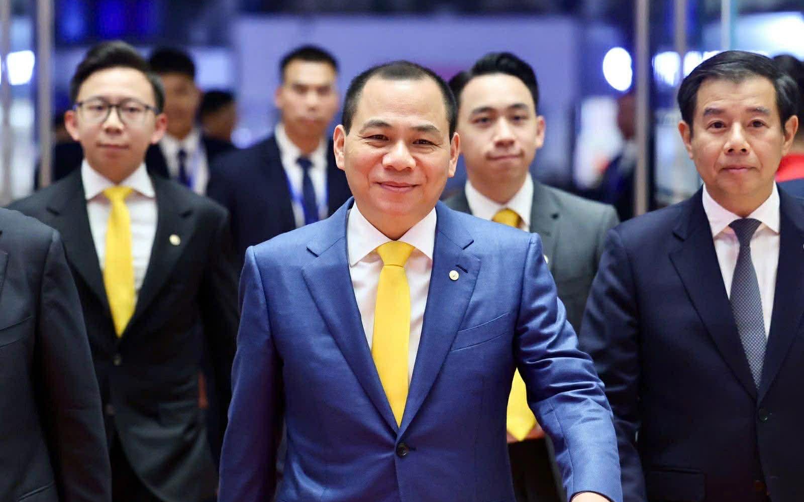 Khung hình hiếm có ở VinFuture 2025: Tỷ phú Phạm Nhật Vượng và hai con trai chọn phụ kiện giống hệt nhau