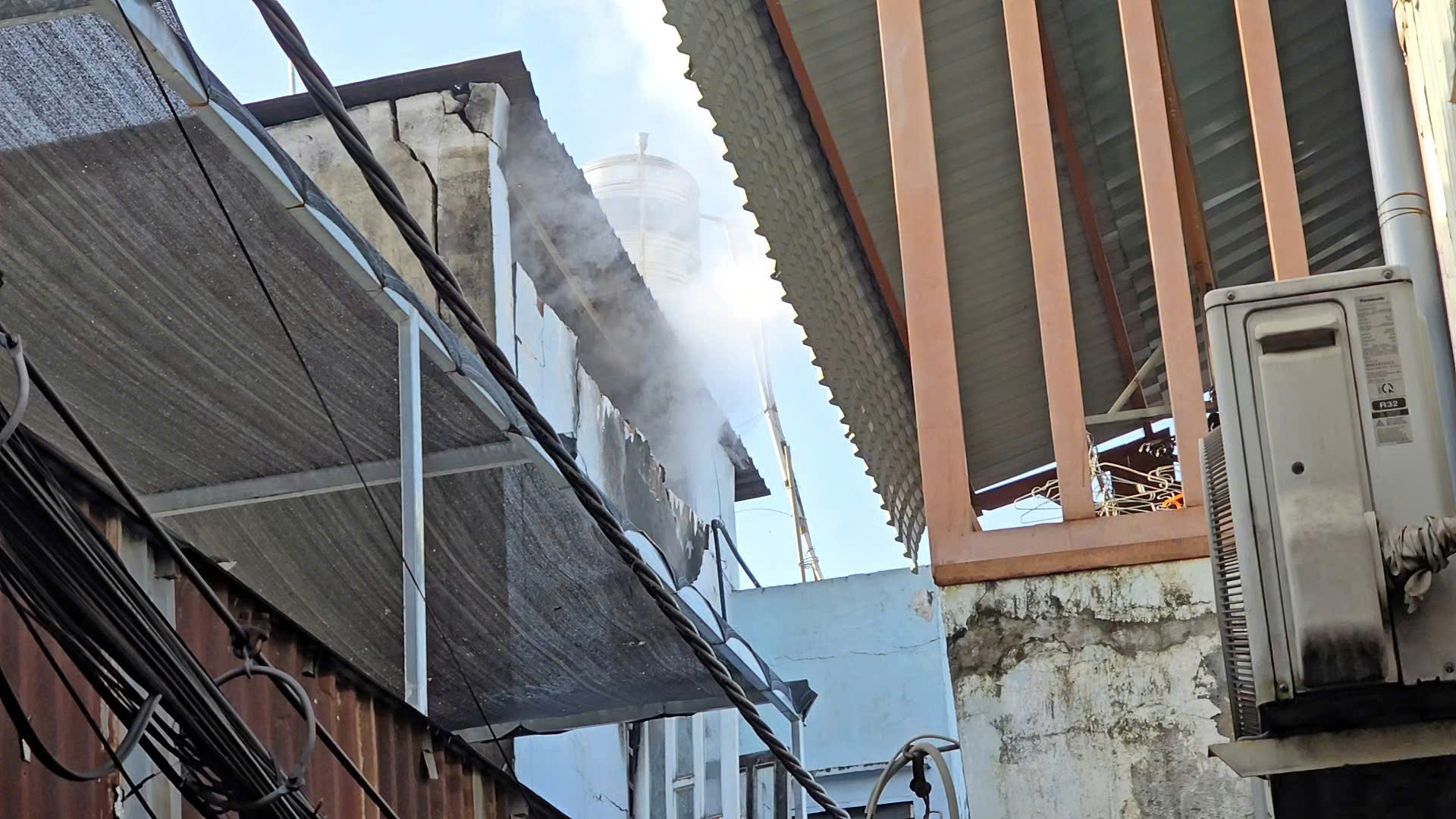 Cháy nhà TPHCM sáng nay khiến 1 người tử vong , điều tra nguyên nhân vụ việc - Ảnh 1. Cháy nhà TPHCM sáng nay khiến 1 người tử vong , điều tra nguyên nhân vụ việc - Ảnh 1.