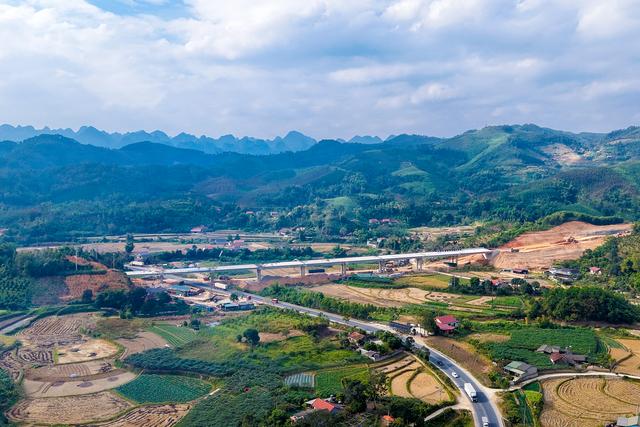 Liên danh Đèo Cả huy động 2.754 người, 1.241 thiết bị, 'dồn lực' thông tuyến cao tốc 11.000 tỷ đồng - Ảnh 1. Liên danh Đèo Cả huy động 2.754 người, 1.241 thiết bị, 'dồn lực' thông tuyến cao tốc 11.000 tỷ đồng - Ảnh 1.