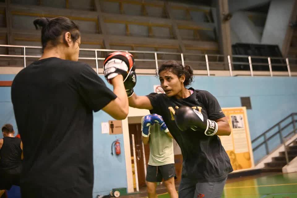 Nữ võ sĩ gây sốt SEA Games 33: Lên sàn tung cú đấm “nảy lửa”, ban đêm nhẹ nhàng ướp xác, chăm sóc tử thi- Ảnh 2. Nữ võ sĩ gây sốt SEA Games 33: Lên sàn tung cú đấm “nảy lửa”, ban đêm nhẹ nhàng ướp xác, chăm sóc tử thi- Ảnh 2.