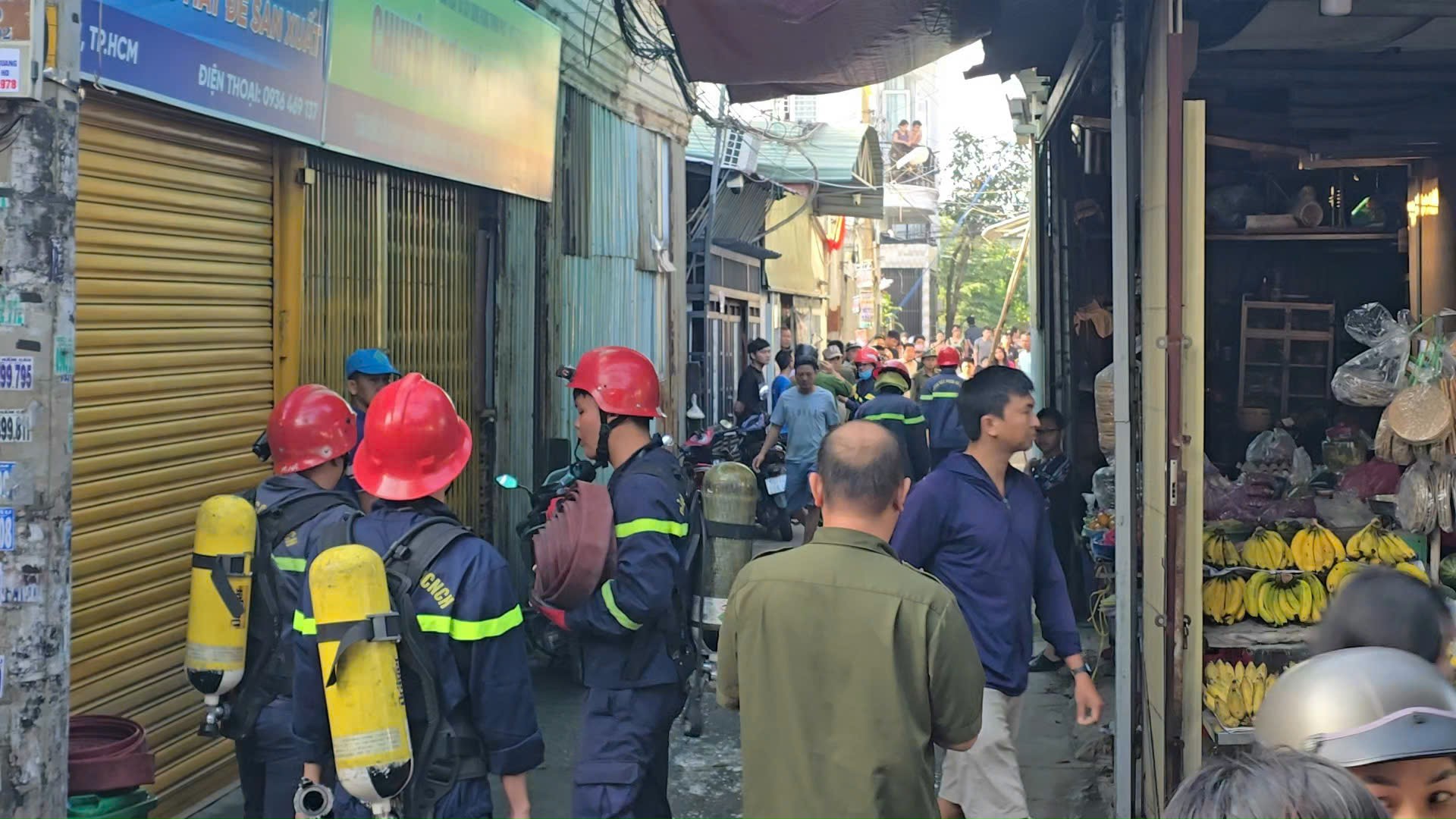 Cháy nhà trong hẻm lúc sáng ở TPHCM, một người tử vong - Ảnh 1.