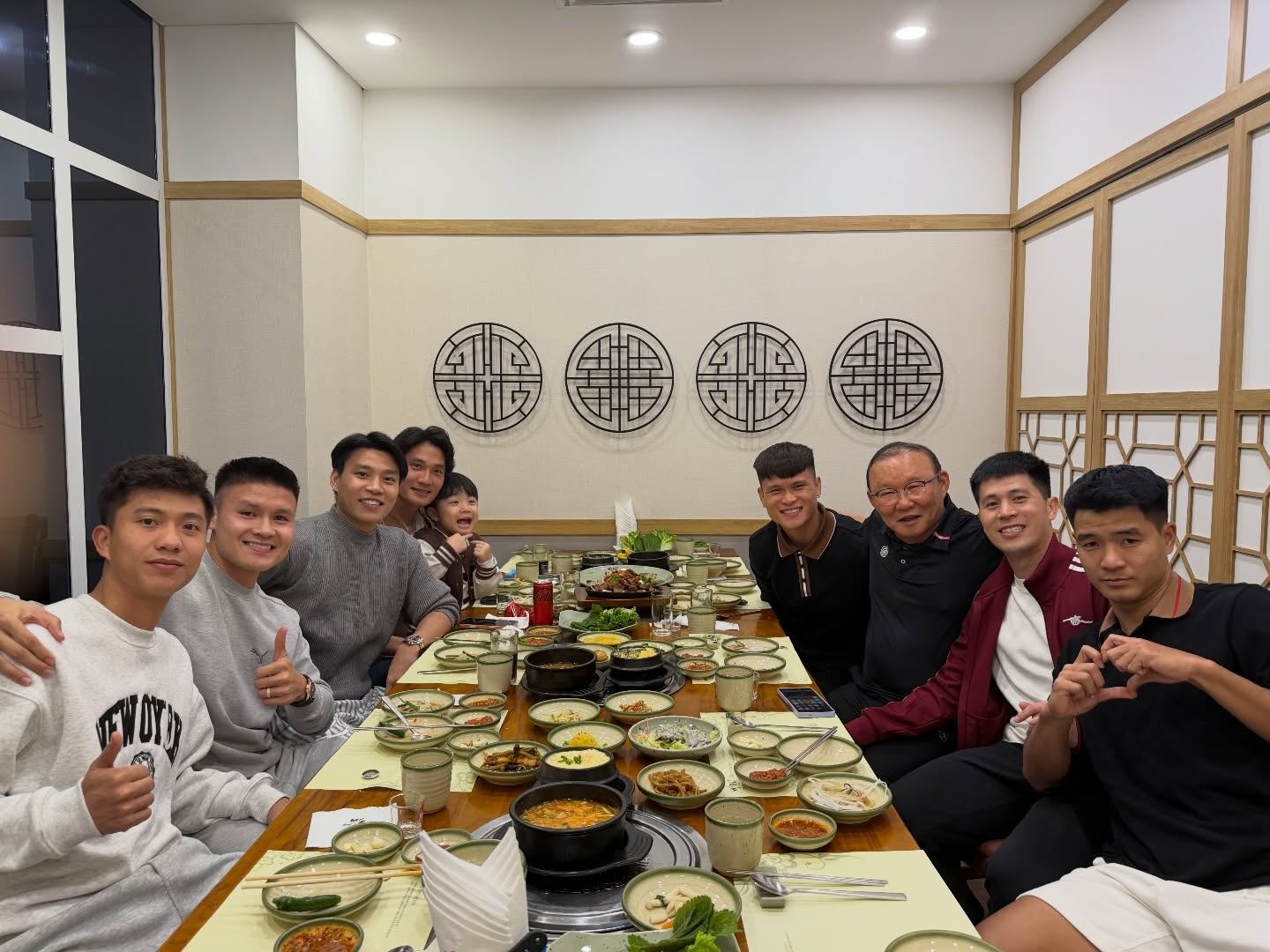 Ông Park Hang-seo hội ngộ dàn trò cưng Quang Hải, Văn Đức, ký ức đẹp Thường Châu ùa về- Ảnh 1. Ông Park Hang-seo hội ngộ dàn trò cưng Quang Hải, Văn Đức, ký ức đẹp Thường Châu ùa về- Ảnh 1.