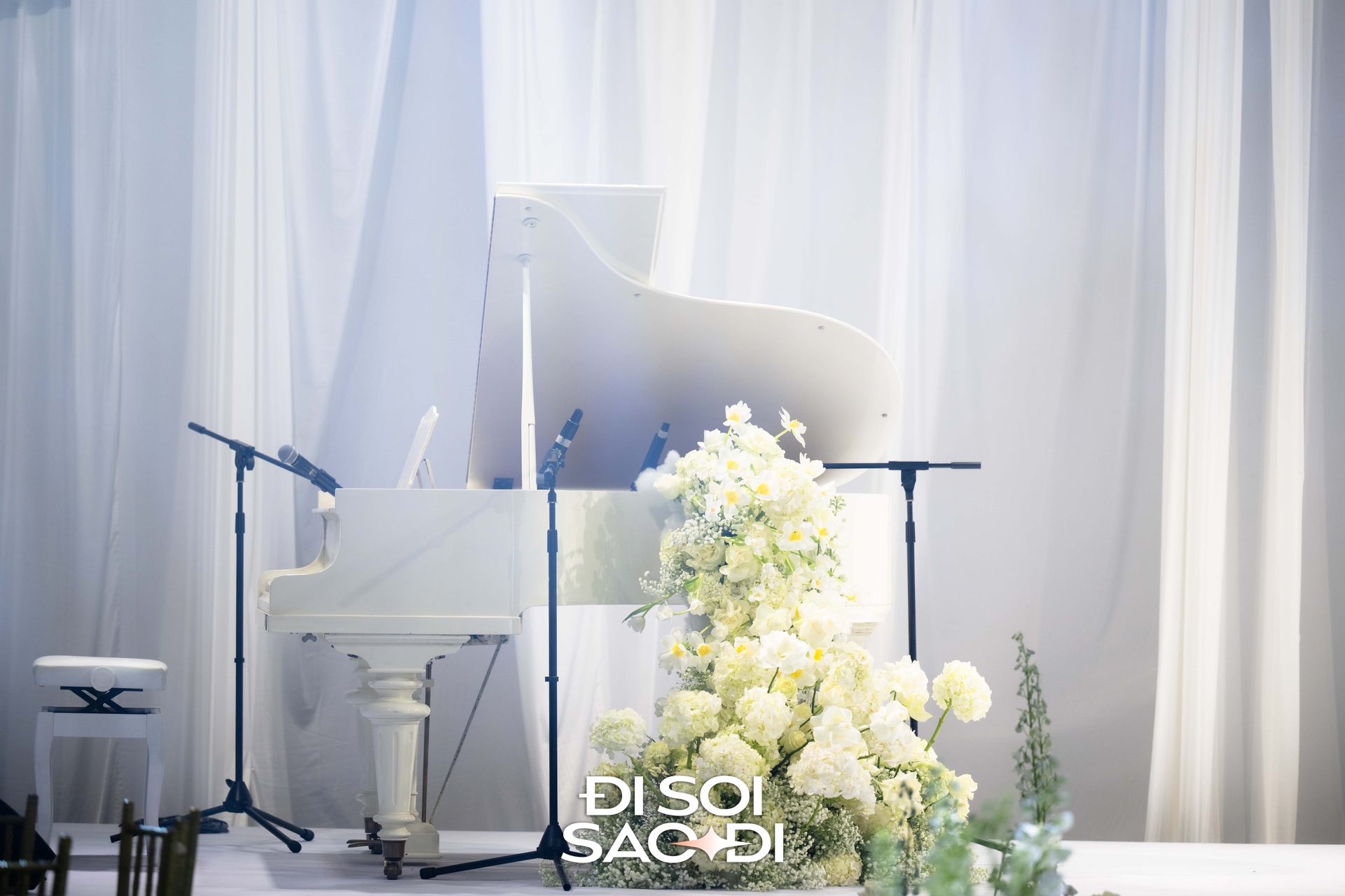 Đám cưới Hương Ly tại Hà Nội: Cô dâu che bụng lùm lùm, chồng đại gia rưng rưng trên lễ đường- Ảnh 19.