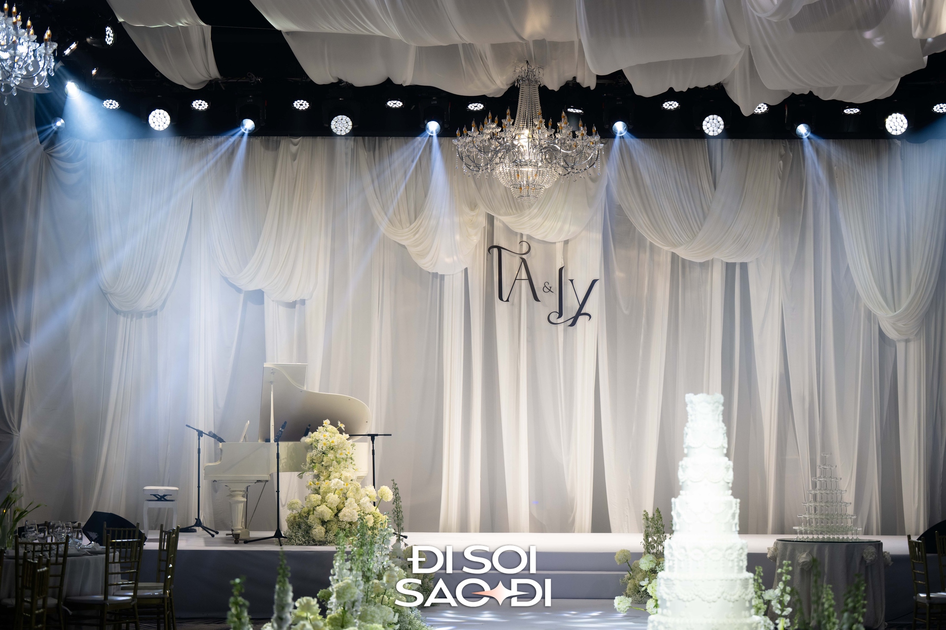 Đám cưới Hương Ly tại Hà Nội: Cô dâu che bụng lùm lùm, chồng đại gia rưng rưng trên lễ đường- Ảnh 17.