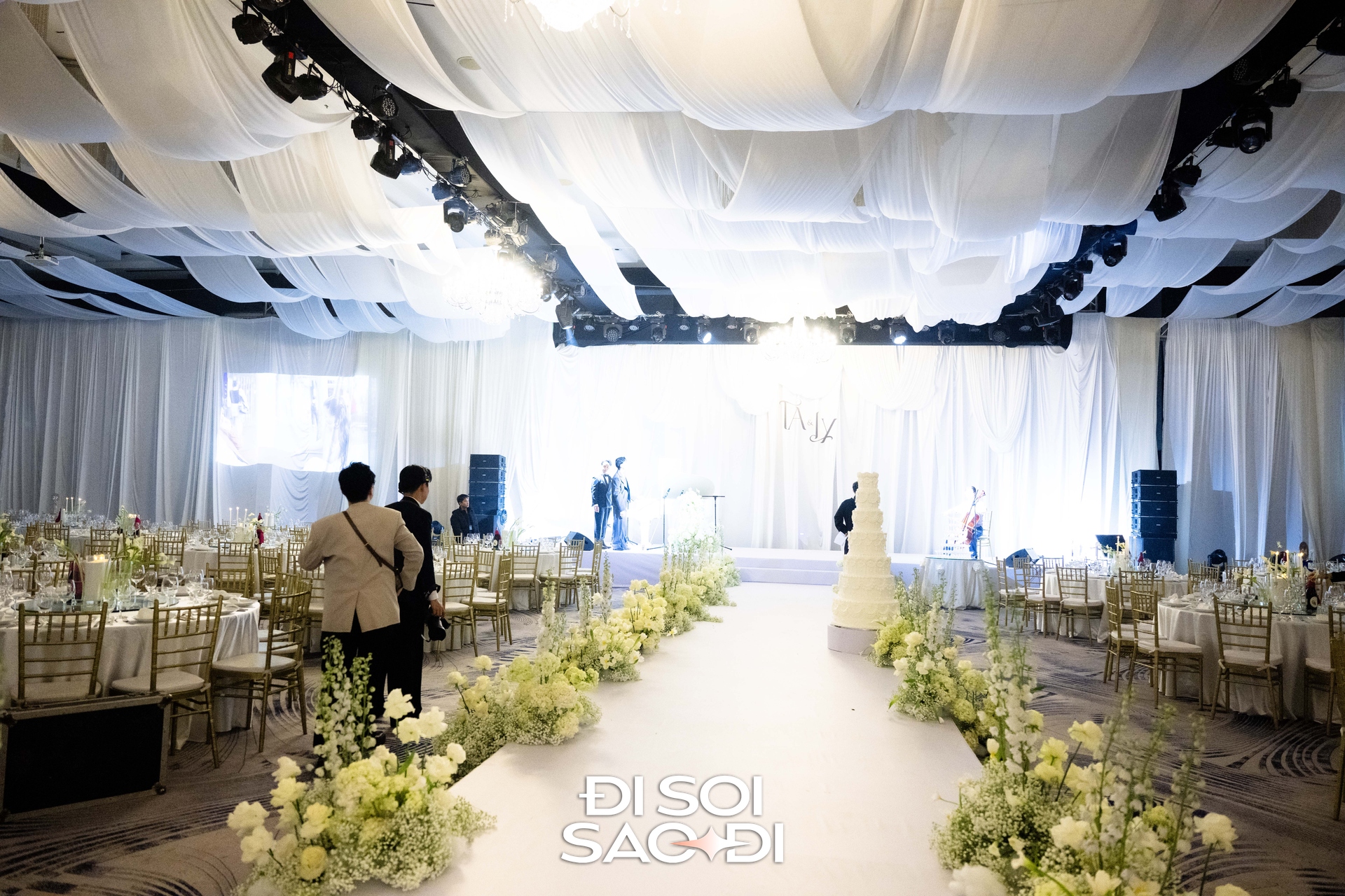 Đám cưới Hương Ly tại Hà Nội: Cô dâu che bụng lùm lùm, chồng đại gia rưng rưng trên lễ đường- Ảnh 18.