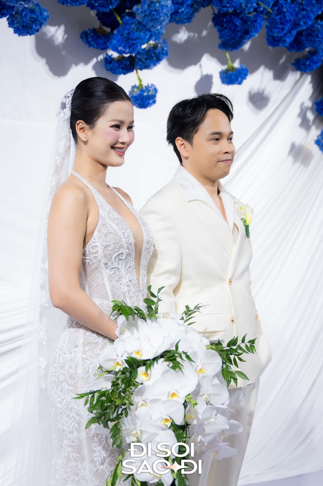 Đám cưới Hương Ly tại Hà Nội: Cô dâu che bụng lùm lùm, chồng đại gia rưng rưng trên lễ đường- Ảnh 11.