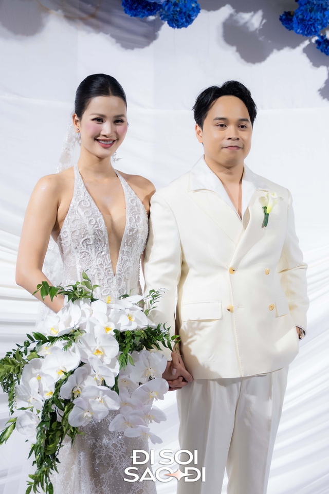 Đám cưới Hương Ly tại Hà Nội: Cô dâu che bụng lùm lùm, chồng đại gia rưng rưng trên lễ đường- Ảnh 10.