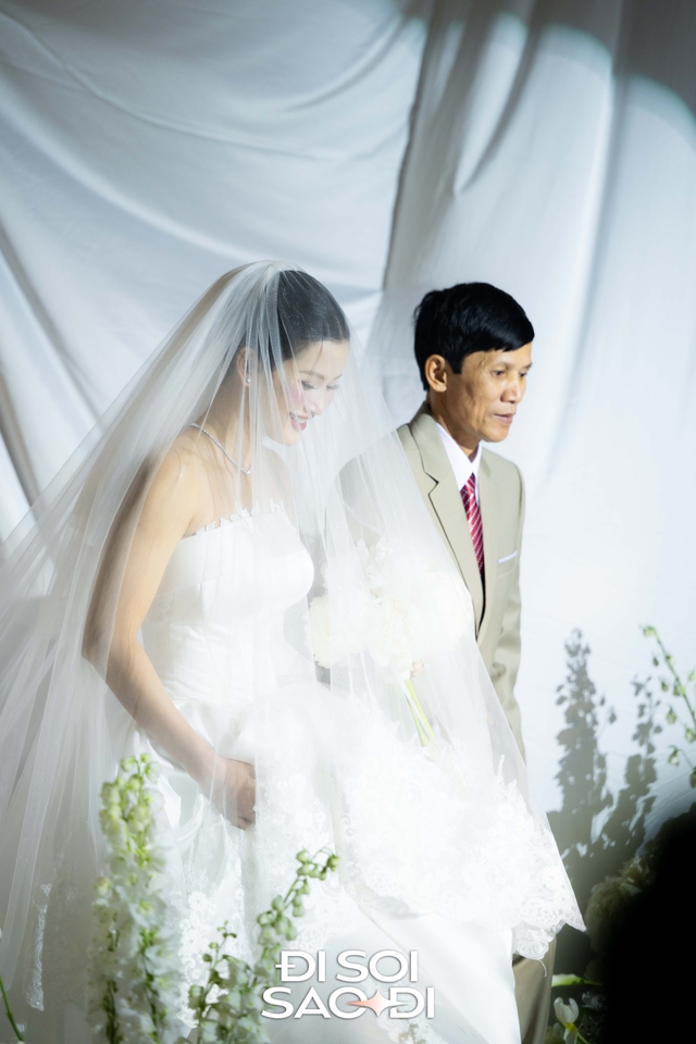 Đám cưới Hương Ly tại Hà Nội: Cô dâu che bụng lùm lùm, chồng đại gia rưng rưng trên lễ đường- Ảnh 1.