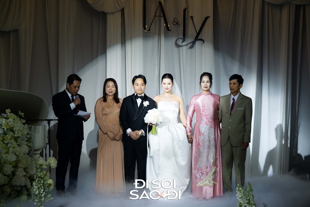 Đám cưới Hương Ly tại Hà Nội: Cô dâu che bụng lùm lùm, chồng đại gia rưng rưng trên lễ đường- Ảnh 2.