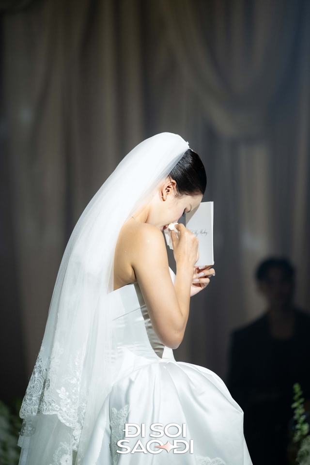 Đám cưới Hương Ly tại Hà Nội: Cô dâu che bụng lùm lùm, chồng đại gia rưng rưng trên lễ đường- Ảnh 6.