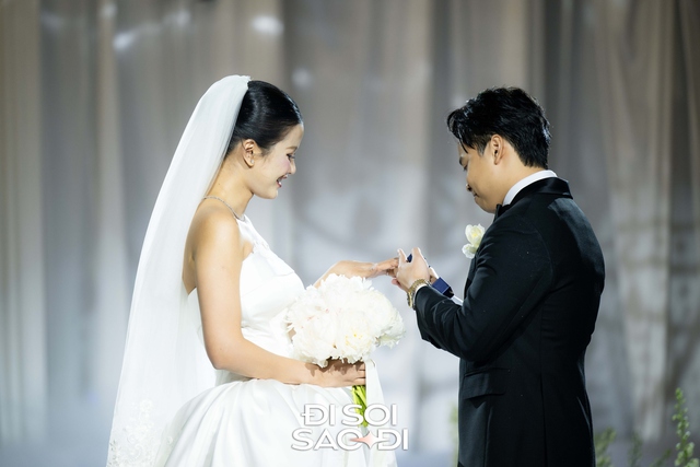 Đám cưới Hương Ly tại Hà Nội: Cô dâu che bụng lùm lùm, chồng đại gia rưng rưng trên lễ đường- Ảnh 8.