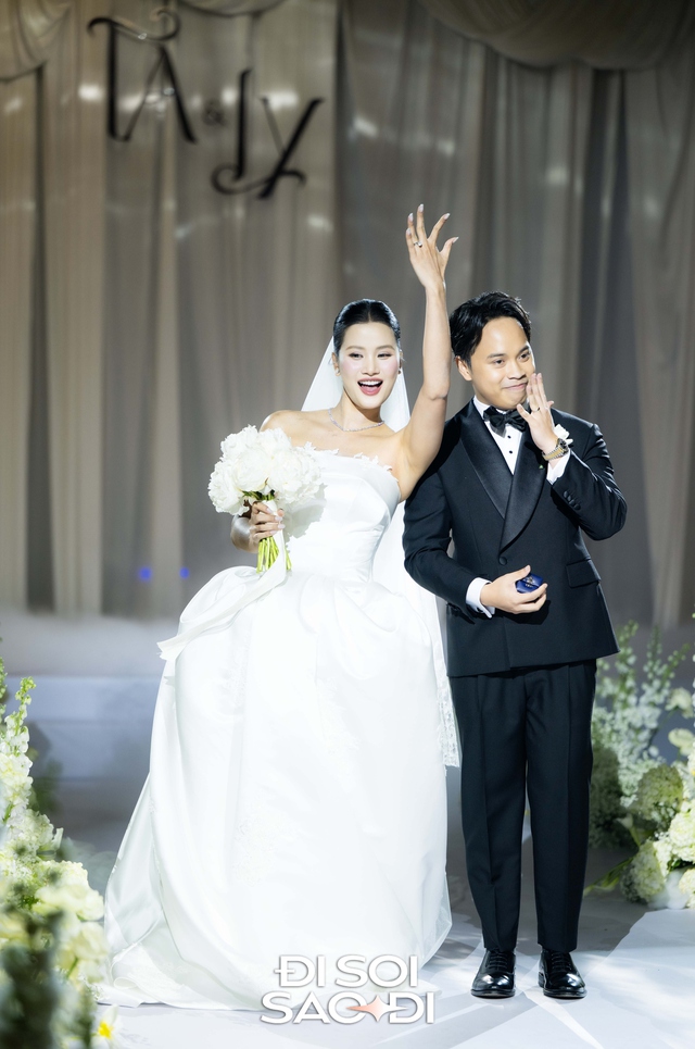 Đám cưới Hương Ly tại Hà Nội: Cô dâu che bụng lùm lùm, chồng đại gia rưng rưng trên lễ đường- Ảnh 9.