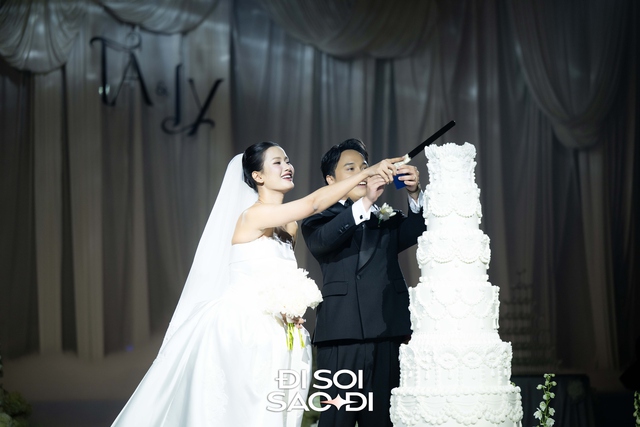 Đám cưới Hương Ly tại Hà Nội: Cô dâu che bụng lùm lùm, chồng đại gia rưng rưng trên lễ đường- Ảnh 5.