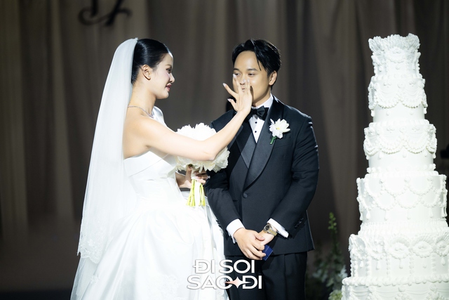 Đám cưới Hương Ly tại Hà Nội: Cô dâu che bụng lùm lùm, chồng đại gia rưng rưng trên lễ đường- Ảnh 3.