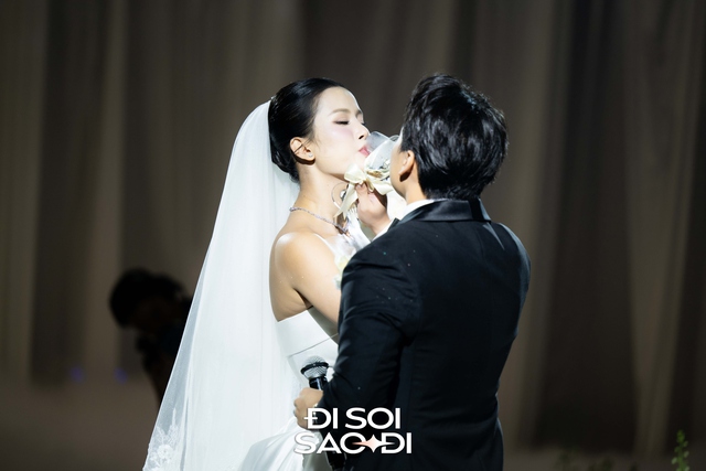 Đám cưới Hương Ly tại Hà Nội: Cô dâu che bụng lùm lùm, chồng đại gia rưng rưng trên lễ đường- Ảnh 4.