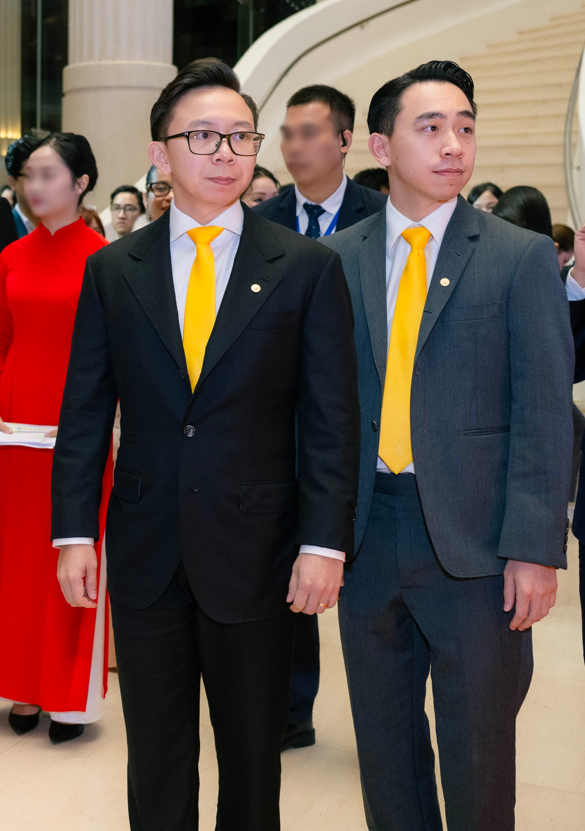 Phu nhân tỷ phú Phạm Nhật Vượng đẹp nhờ áo dài quá tinh tế, 1 chi tiết kết nối đến chồng và con trai- Ảnh 4. Phu nhân tỷ phú Phạm Nhật Vượng đẹp nhờ áo dài quá tinh tế, 1 chi tiết kết nối đến chồng và con trai- Ảnh 4.