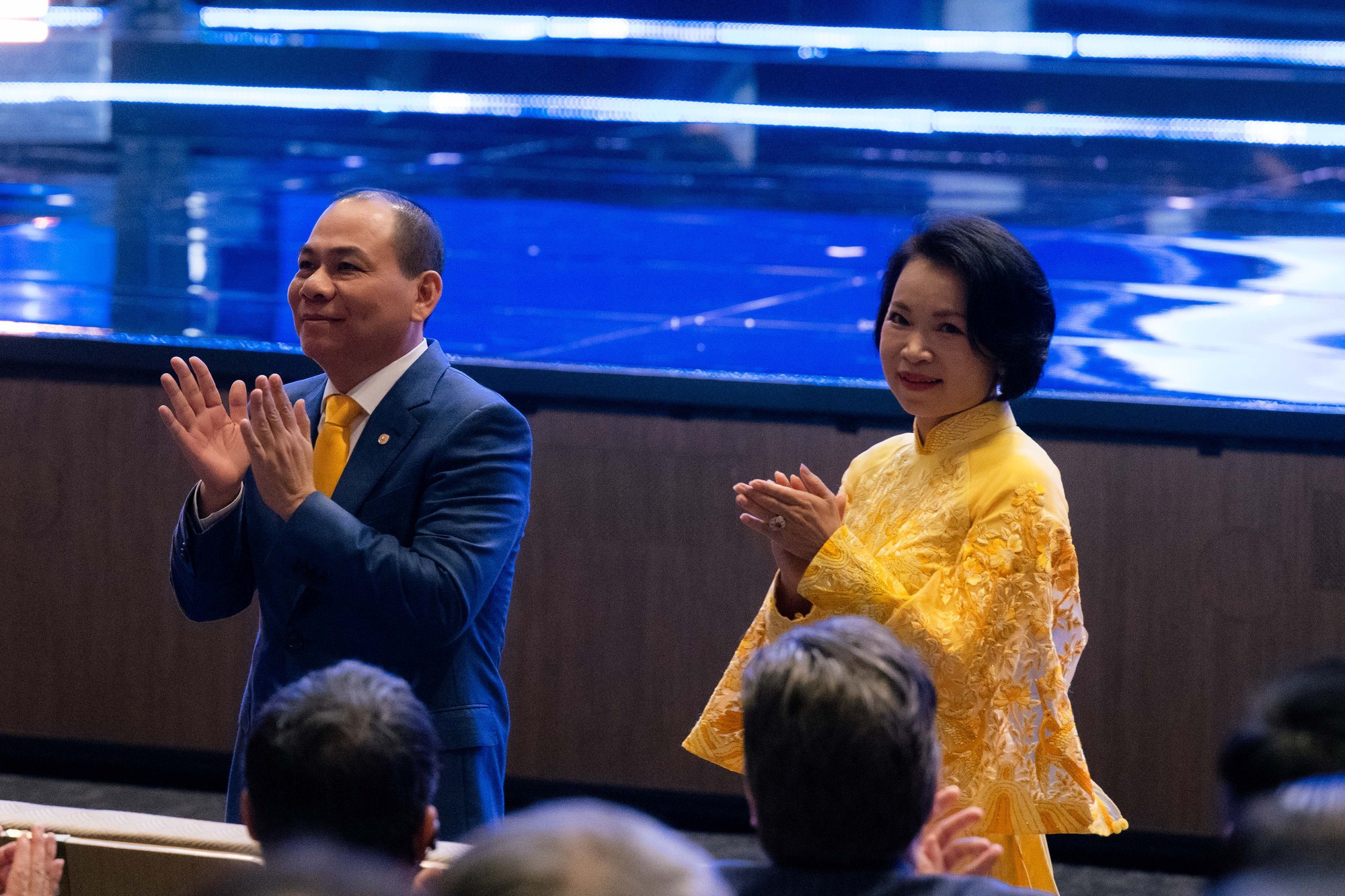 Phu nhân tỷ phú Phạm Nhật Vượng đẹp nhờ áo dài quá tinh tế, 1 chi tiết kết nối đến chồng và con trai- Ảnh 3. Phu nhân tỷ phú Phạm Nhật Vượng đẹp nhờ áo dài quá tinh tế, 1 chi tiết kết nối đến chồng và con trai- Ảnh 3.