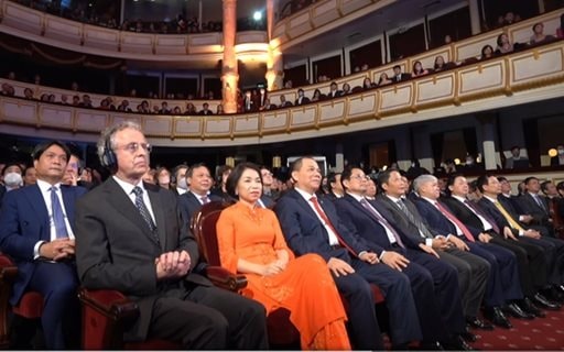 Khung hình 722.000 tỷ đồng tại giải thưởng VinFuture của tỷ phú Phạm Nhật Vượng- Ảnh 2.