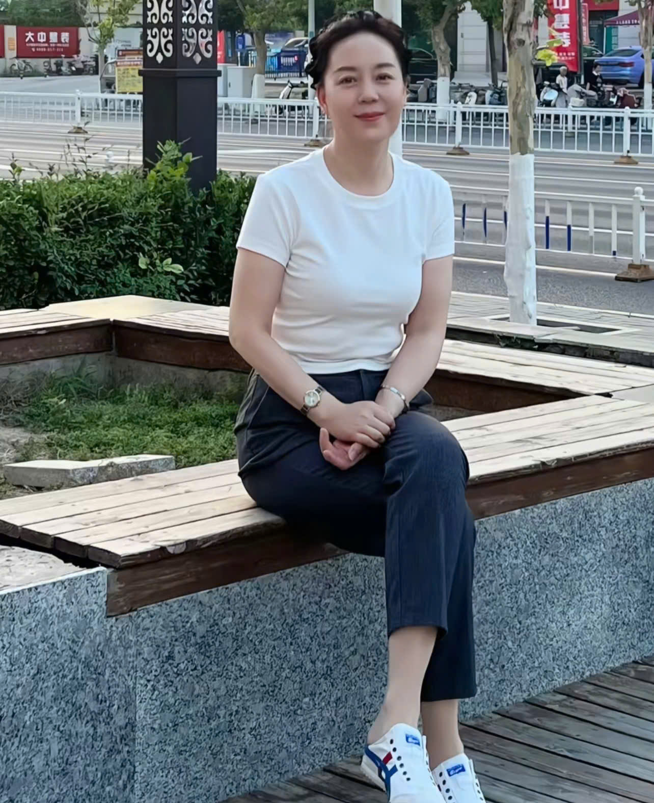 Phóng to ảnh giúp việc với bố chồng trong bếp: Con dâu bật khóc khi hiểu ra- Ảnh 1.