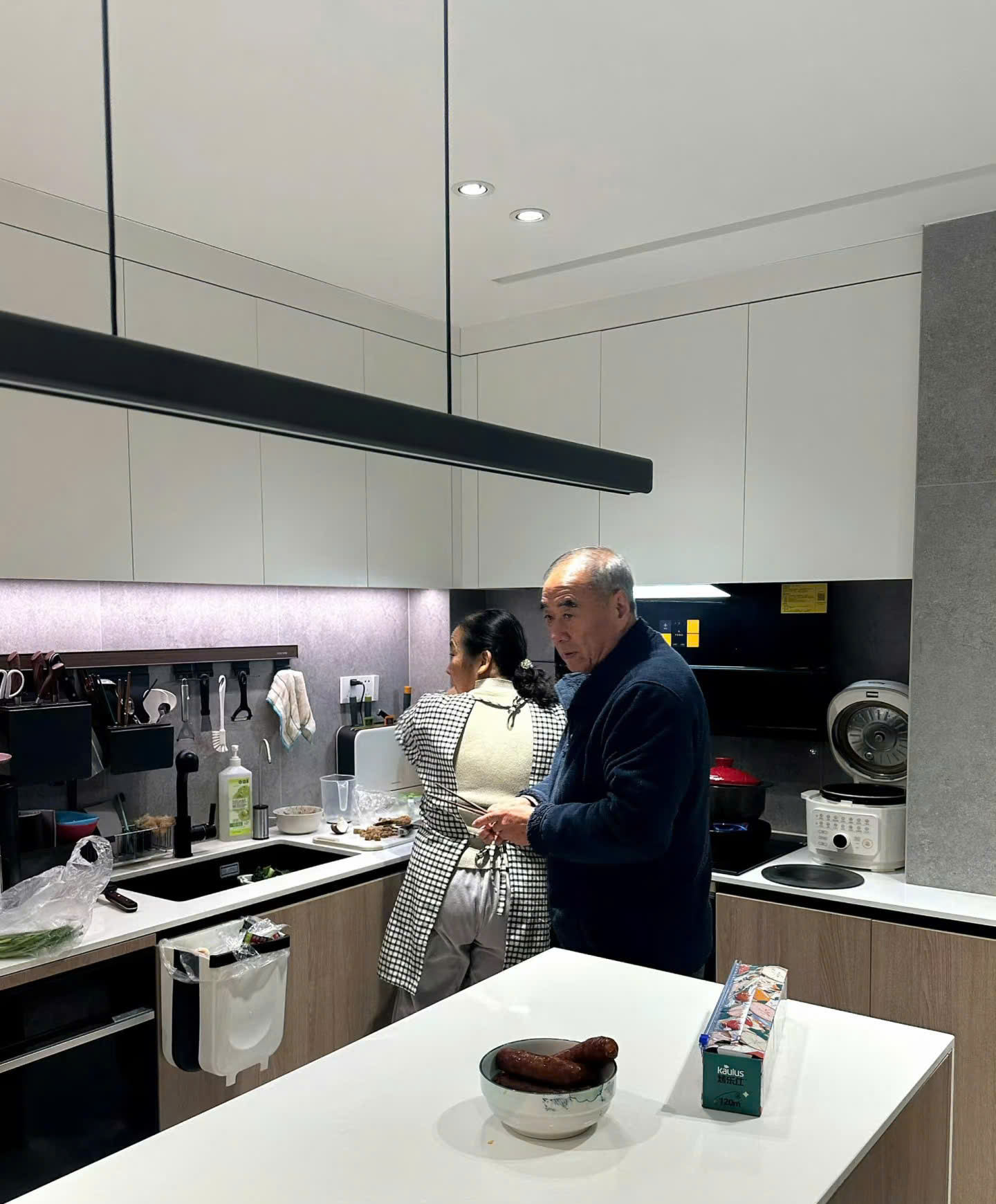 Phóng to ảnh giúp việc với bố chồng trong bếp: Con dâu bật khóc khi hiểu ra- Ảnh 2.