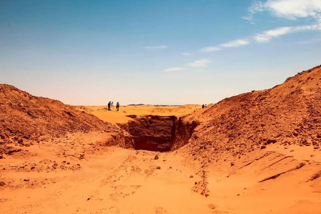 Nguồn vàng dự trữ của cả 1 quốc gia chôn ở sa mạc biến mất, ai giữ bí mật đều lần lượt qua đời: Kho báu đang ở đâu?- Ảnh 2.