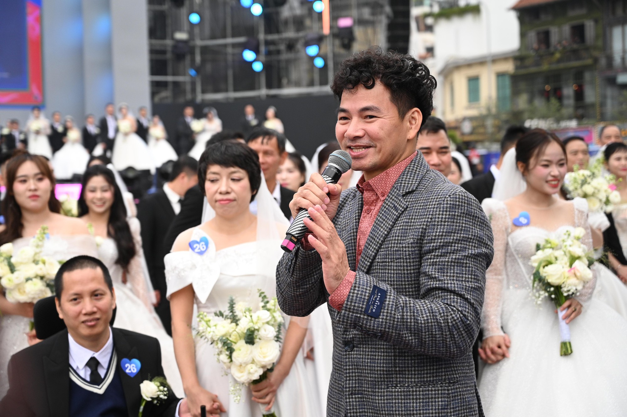 CLIP: Cục trưởng Xuân Bắc "làm điều chưa từng có" để 80 cặp đôi hôn nhau - Ảnh 2. CLIP: Cục trưởng Xuân Bắc "làm điều chưa từng có" để 80 cặp đôi hôn nhau - Ảnh 2.