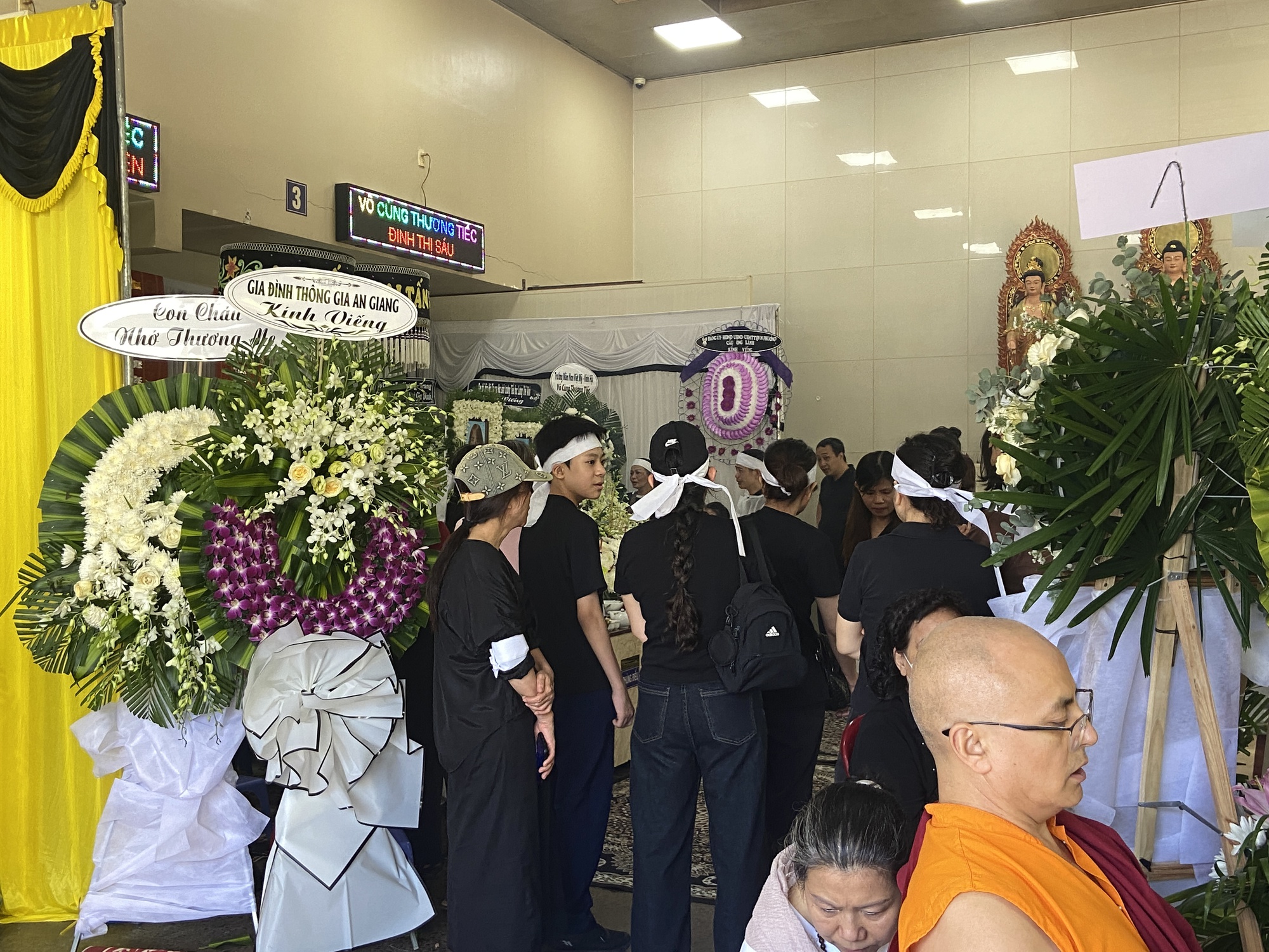Tang lễ nghẹn lòng của 3 mẹ con vụ cháy quán bún ốc: Người thân quỵ ngã bên di ảnh- Ảnh 2.