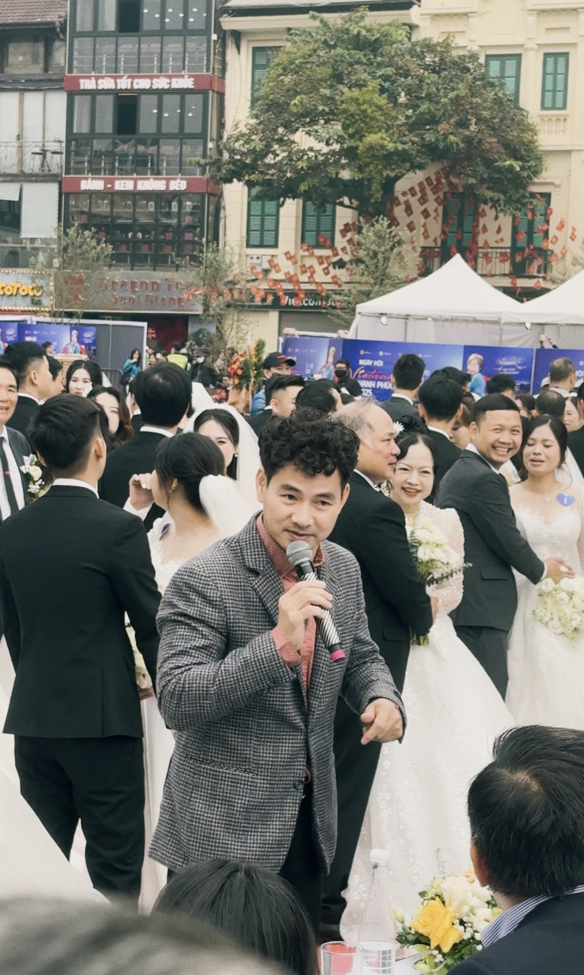 CLIP: Cục trưởng Xuân Bắc "làm điều chưa từng có" để 80 cặp đôi hôn nhau - Ảnh 3. CLIP: Cục trưởng Xuân Bắc "làm điều chưa từng có" để 80 cặp đôi hôn nhau - Ảnh 3.