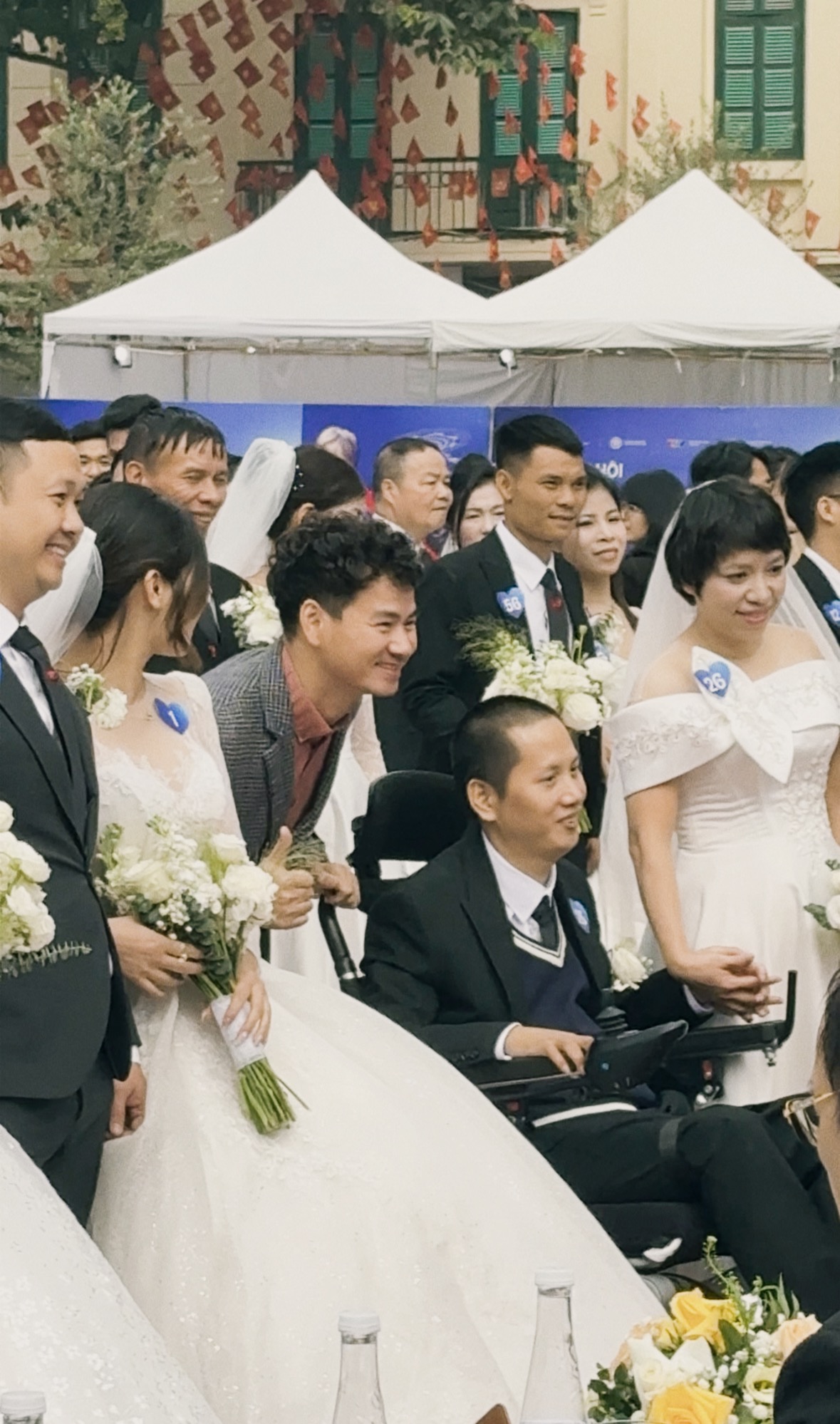 CLIP: Cục trưởng Xuân Bắc "làm điều chưa từng có" để 80 cặp đôi hôn nhau - Ảnh 4. CLIP: Cục trưởng Xuân Bắc "làm điều chưa từng có" để 80 cặp đôi hôn nhau - Ảnh 4.