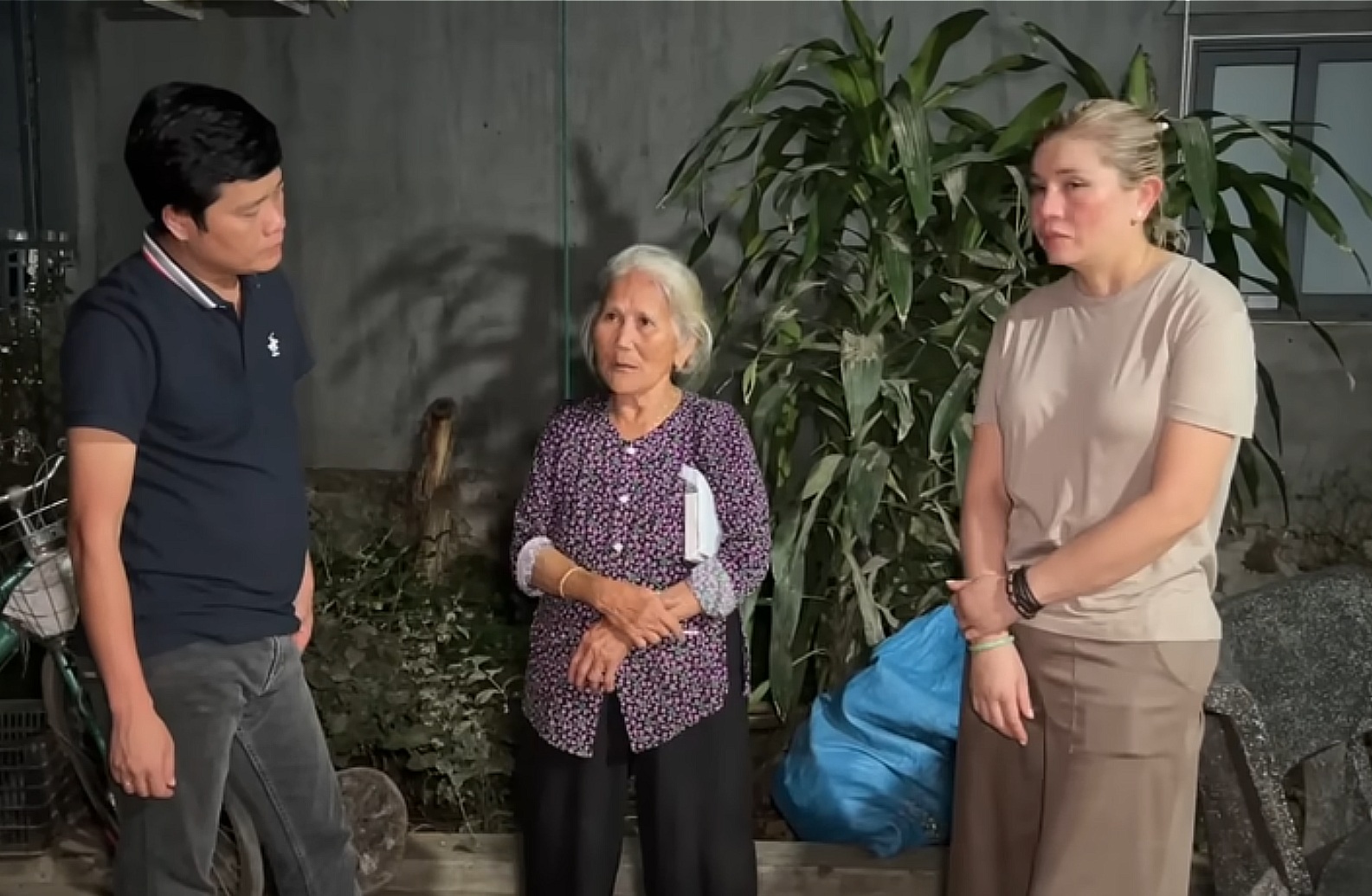 Cụ bà sập nhà vì lũ, trùm Điền Quân tới cho tiền gấp đôi, nói một điều- Ảnh 2.