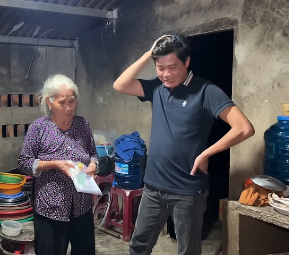 Cụ bà sập nhà vì lũ, trùm Điền Quân tới cho tiền gấp đôi, nói một điều- Ảnh 1.