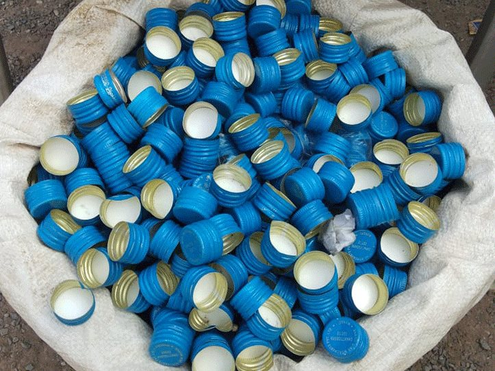 Đột kích nhà cựu Nghị sĩ Ấn Độ, công an bất ngờ triệt phá đường dây sản xuất đồ uống giả quy mô lớn, tịch thu hàng loạt chai lọ, hóa chất và máy đóng gói - Ảnh 3.