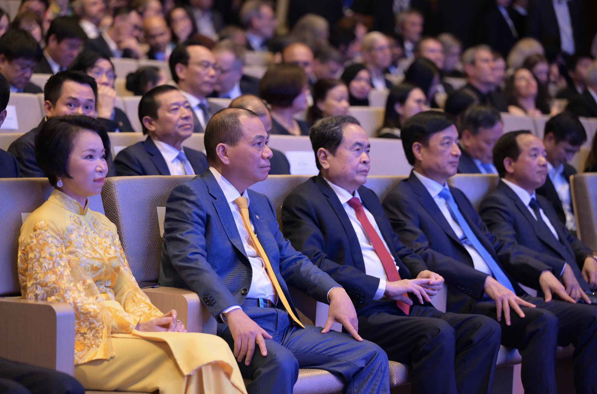 Phu nhân tỷ phú Phạm Nhật Vượng đẹp nhờ áo dài quá tinh tế, 1 chi tiết kết nối đến chồng và con trai- Ảnh 2. Phu nhân tỷ phú Phạm Nhật Vượng đẹp nhờ áo dài quá tinh tế, 1 chi tiết kết nối đến chồng và con trai- Ảnh 2.