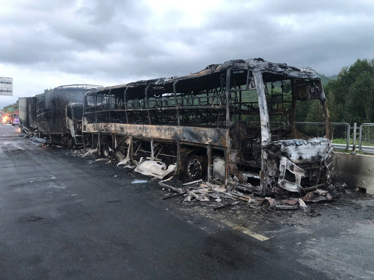 Cháy xe tải trên cao tốc Vân Phong - Nha Trang khiến giao thông ùn tắc - Ảnh 1.