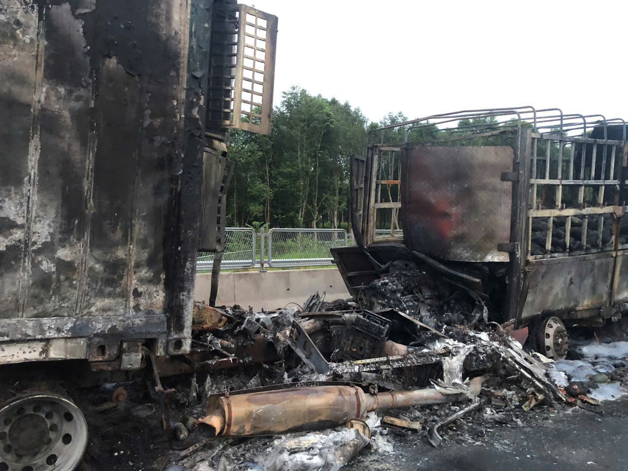 Cháy xe tải trên cao tốc Vân Phong - Nha Trang khiến giao thông ùn tắc - Ảnh 2.