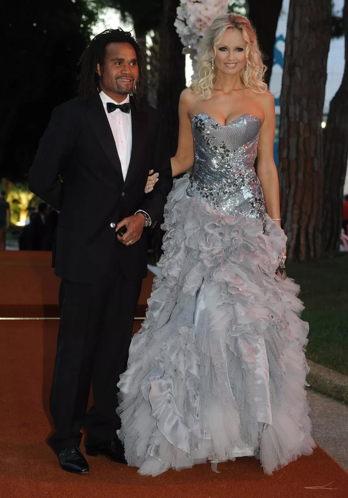 Chuyện tình cầu thủ nổi tiếng và mỹ nhân “chân dài kỷ lục Guinness” đẹp như ngôn tình rồi tan vỡ vì "người thứ ba" - Ảnh 3. Chuyện tình cầu thủ nổi tiếng và mỹ nhân “chân dài kỷ lục Guinness” đẹp như ngôn tình rồi tan vỡ vì "người thứ ba" - Ảnh 3.