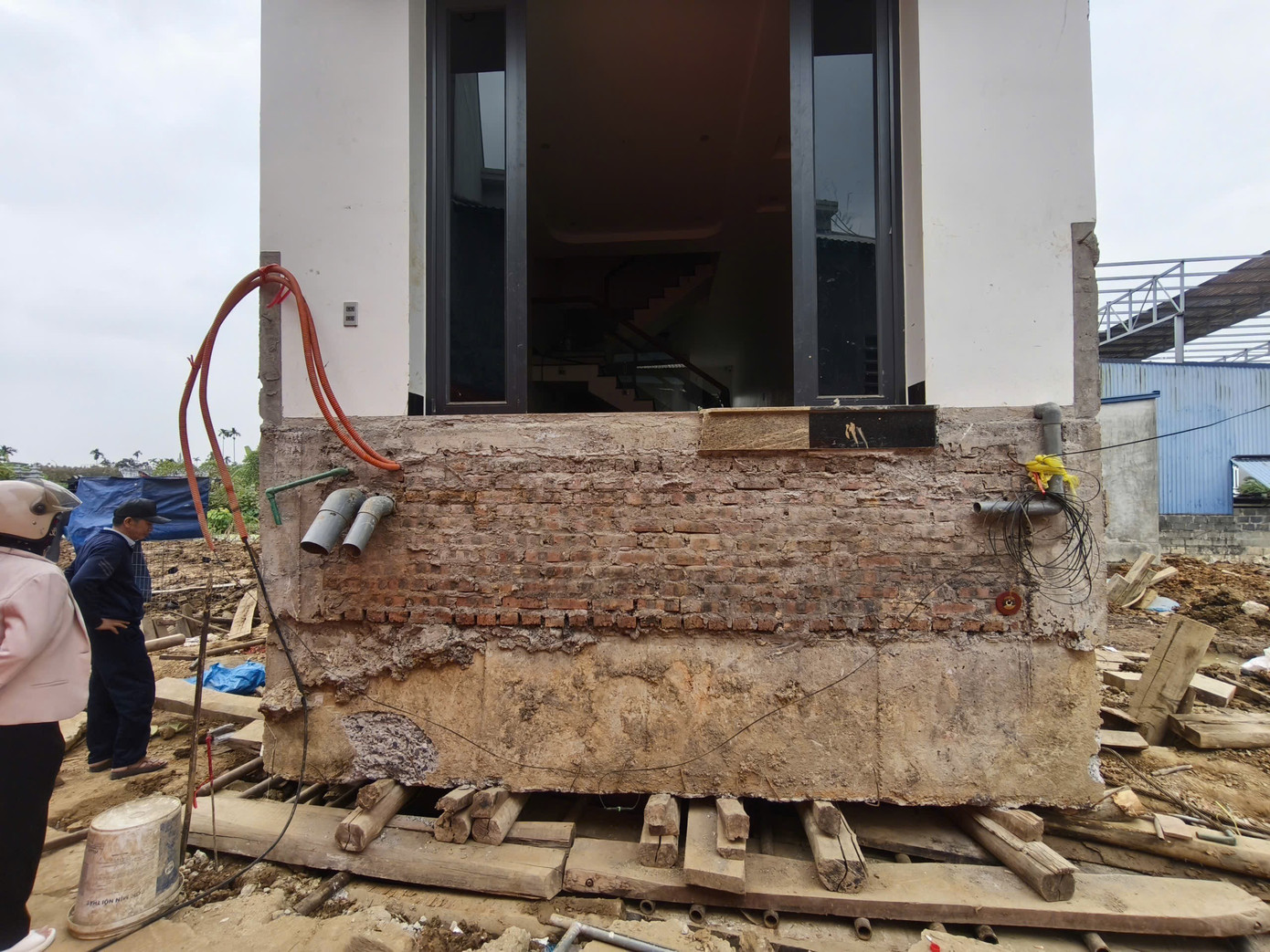 Hình ảnh ngôi nhà xây nhầm ở Hải Phòng được "thần đèn" di chuyển về đúng chỗ, chủ nhà dọn vào ở - Ảnh 2.