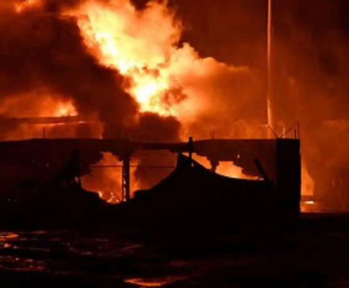 Nga tập kích Kremenchuk bằng tên lửa Kinzhal và UAV gây thiệt hại lớn - Ảnh 1.