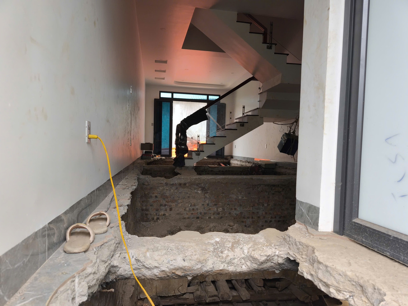 Hình ảnh ngôi nhà xây nhầm ở Hải Phòng được "thần đèn" di chuyển về đúng chỗ, chủ nhà dọn vào ở - Ảnh 3.