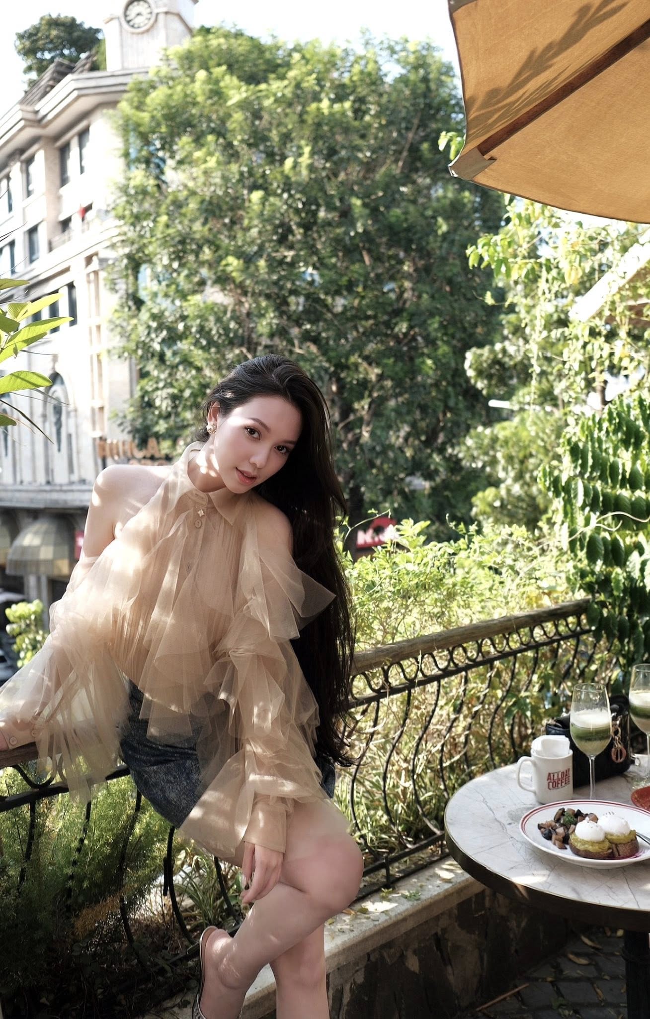 Clip Huỳnh Anh nắm tay một cô gái leo thẳng lên "hot search": Dân mạng đồng loạt nói ra 1 từ- Ảnh 11. Clip Huỳnh Anh nắm tay một cô gái leo thẳng lên "hot search": Dân mạng đồng loạt nói ra 1 từ- Ảnh 11.