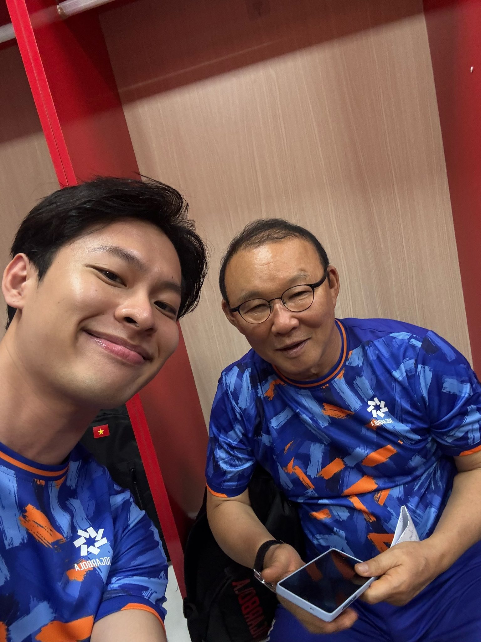 Nam rapper khoe ảnh với dàn cầu thủ nổi tiếng nhất Việt Nam Công Phượng, Văn Toàn, có cả một HLV cực hot- Ảnh 1.