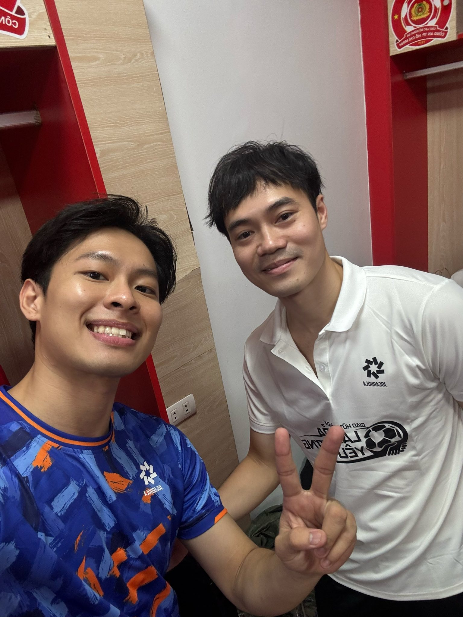 Nam rapper khoe ảnh với dàn cầu thủ nổi tiếng nhất Việt Nam Công Phượng, Văn Toàn, có cả một HLV cực hot- Ảnh 4.