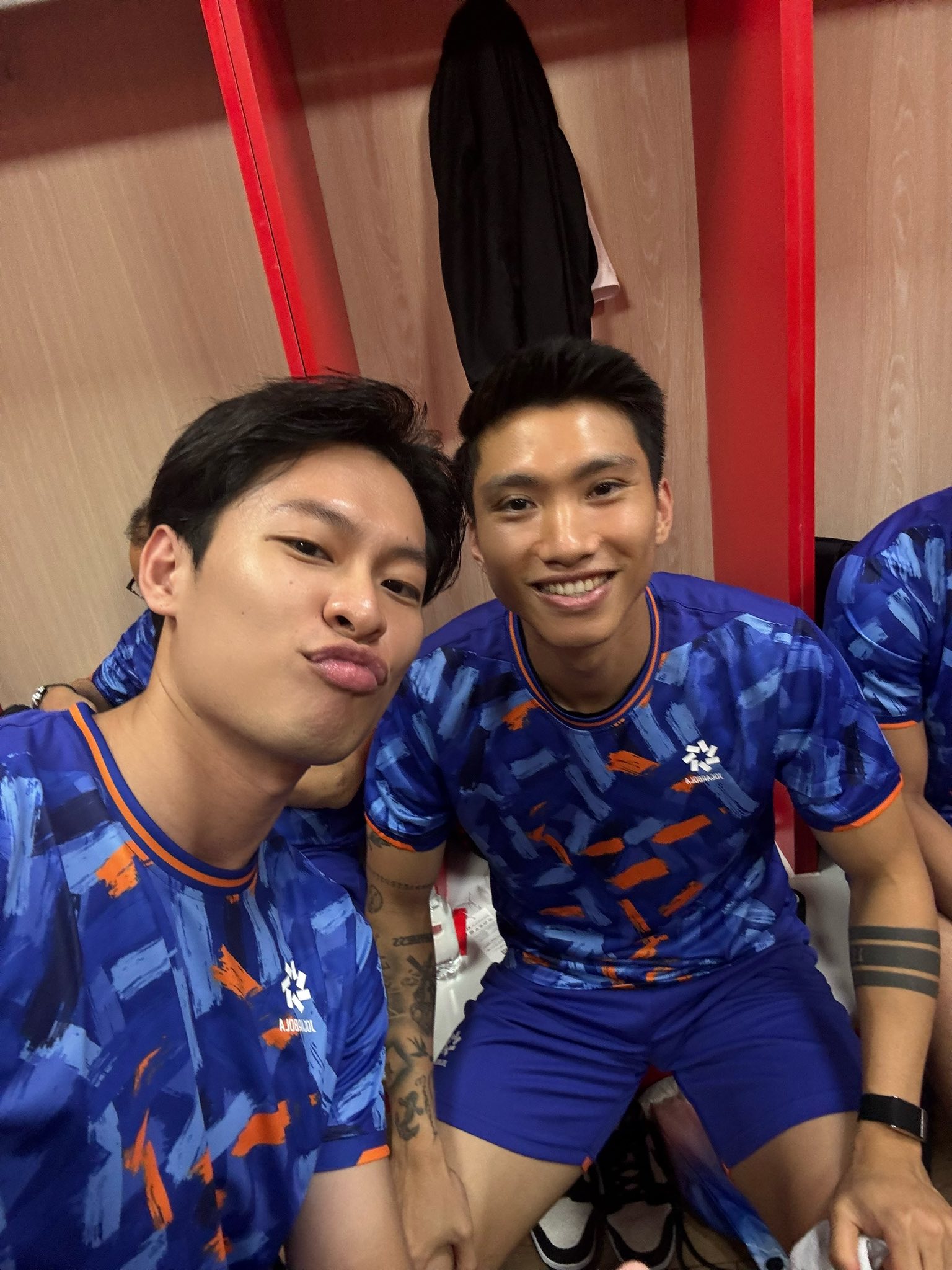 Nam rapper khoe ảnh với dàn cầu thủ nổi tiếng nhất Việt Nam Công Phượng, Văn Toàn, có cả một HLV cực hot- Ảnh 6.