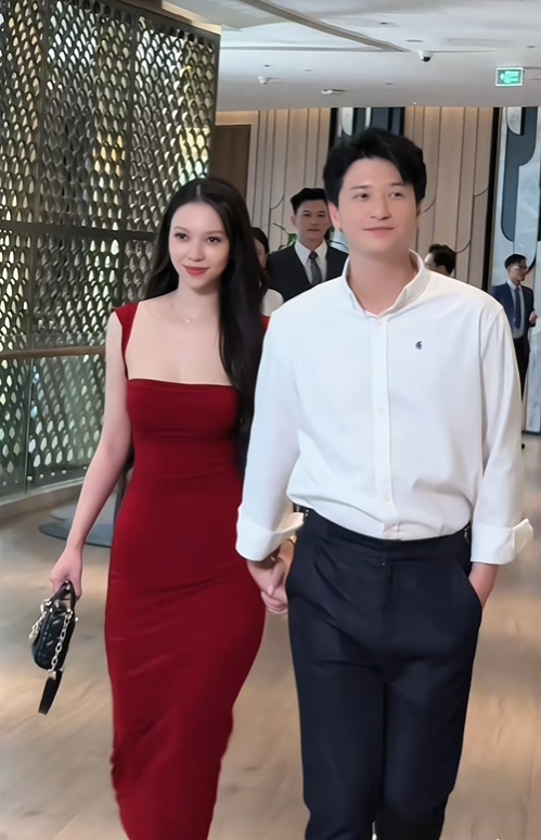 Clip Huỳnh Anh nắm tay một cô gái leo thẳng lên "hot search": Dân mạng đồng loạt nói ra 1 từ- Ảnh 2. Clip Huỳnh Anh nắm tay một cô gái leo thẳng lên "hot search": Dân mạng đồng loạt nói ra 1 từ- Ảnh 2.