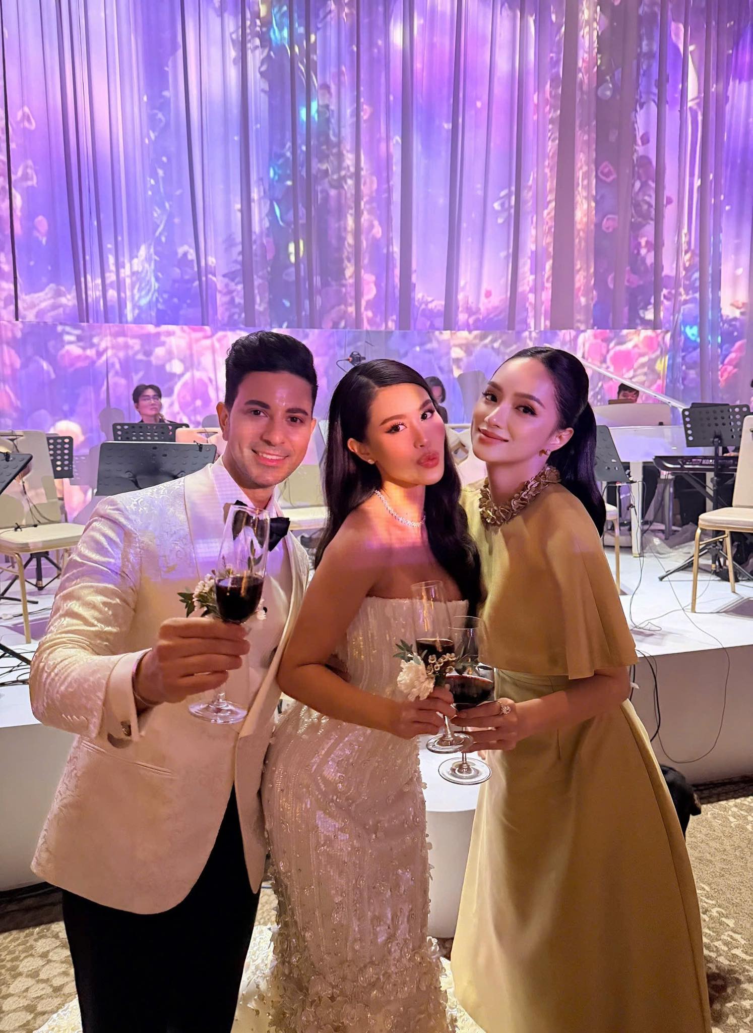 Toàn cảnh siêu lễ cưới của Tiên Nguyễn và chồng gốc Dubai: Cô dâu chú rể tình tứ, gia đình tỷ phú đến dàn khách mời "quá vuýp"!- Ảnh 6. Toàn cảnh siêu lễ cưới của Tiên Nguyễn và chồng gốc Dubai: Cô dâu chú rể tình tứ, gia đình tỷ phú đến dàn khách mời "quá vuýp"!- Ảnh 6.