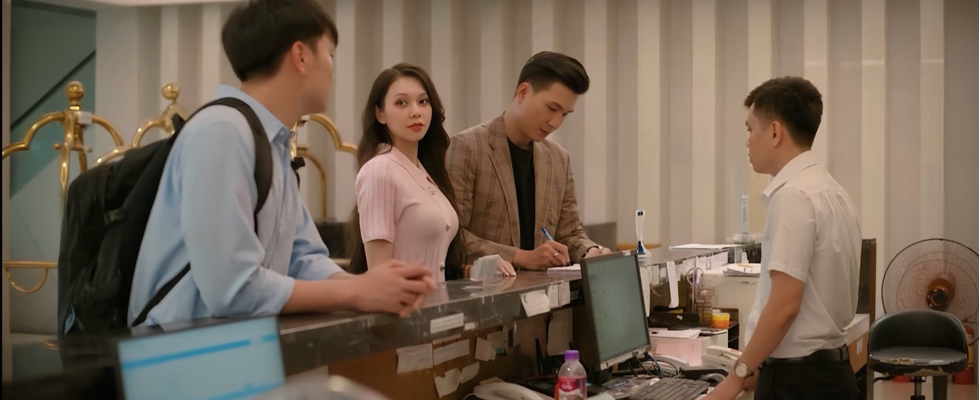 Clip Huỳnh Anh nắm tay một cô gái leo thẳng lên "hot search": Dân mạng đồng loạt nói ra 1 từ- Ảnh 3. Clip Huỳnh Anh nắm tay một cô gái leo thẳng lên "hot search": Dân mạng đồng loạt nói ra 1 từ- Ảnh 3.