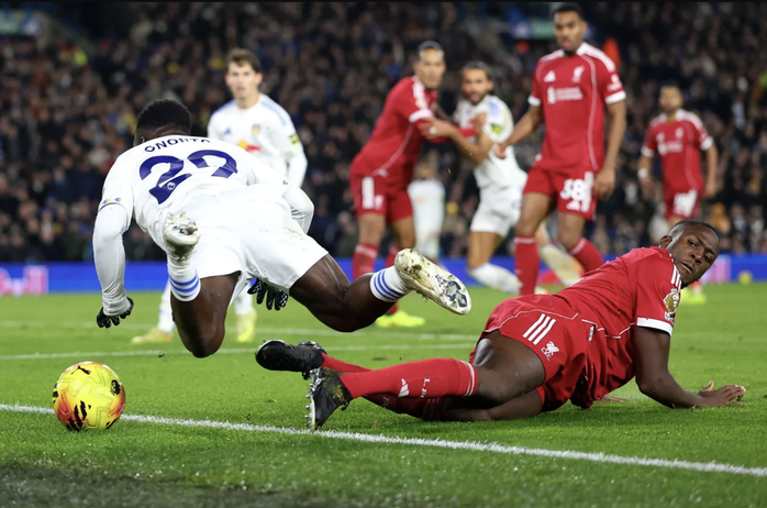 Liverpool tiếp tục trượt dài, Salah tuyên bố "cạch mặt" HLV Arne Slot - Ảnh 3.