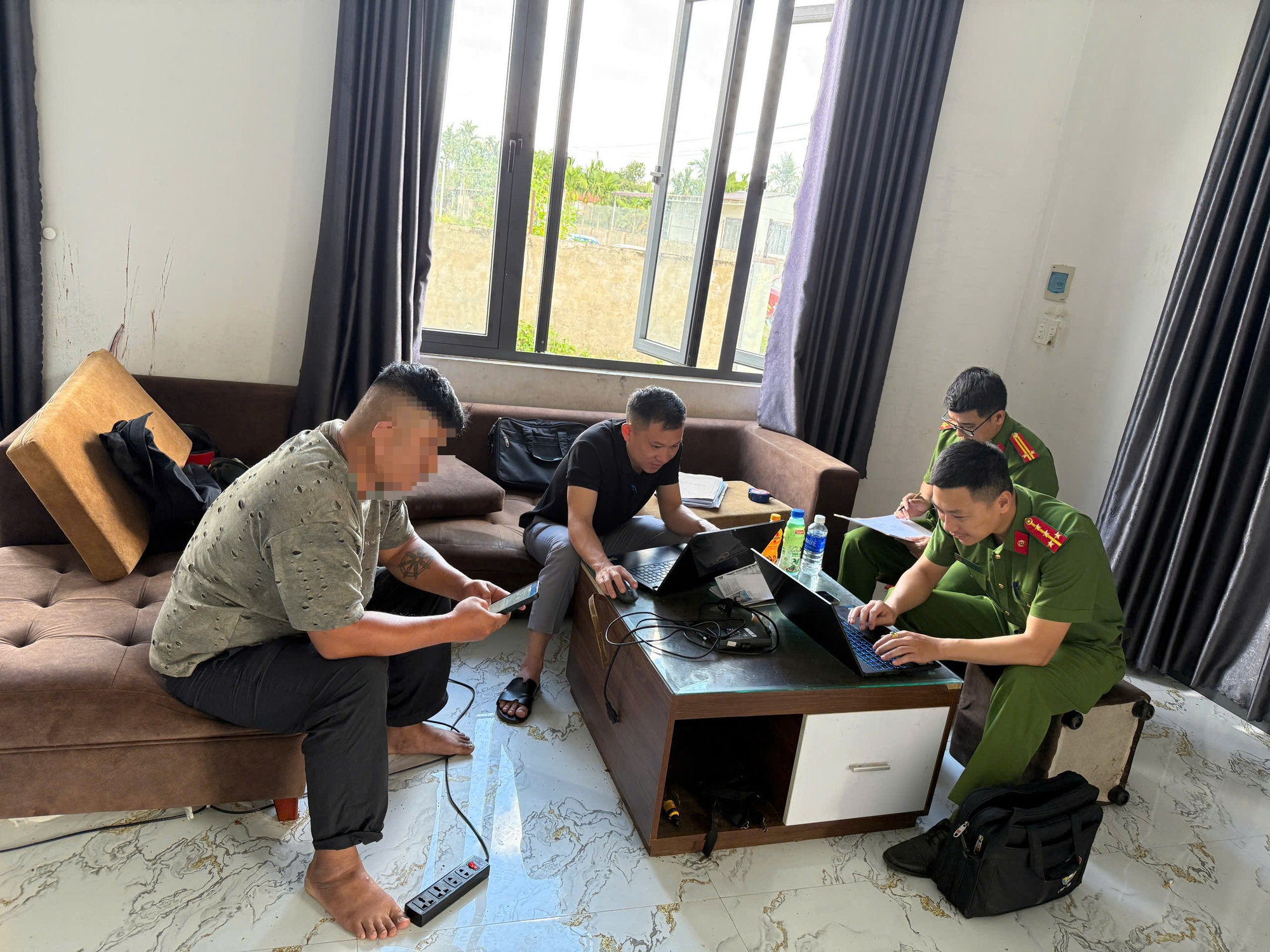 Tâm sự thầy giáo giải cứu Hai cháu nhỏ bị nhốt trong phòng bẩn thỉu - Ảnh 4. Tâm sự thầy giáo giải cứu Hai cháu nhỏ bị nhốt trong phòng bẩn thỉu - Ảnh 4.